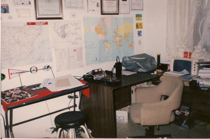 Vista general del cuarto de radio de EA7HOH en 1992