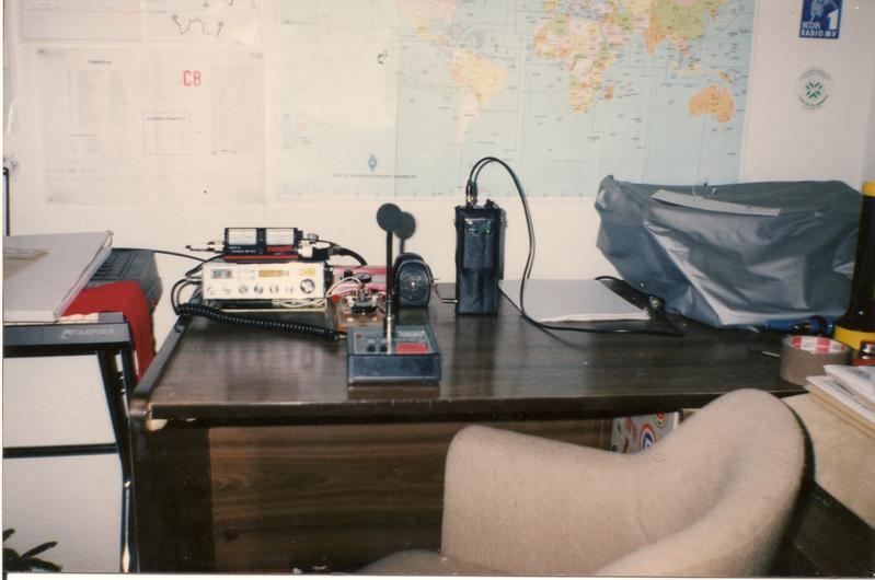 Detalle de la mesa del cuarto de radio de EA7HOH en 1992