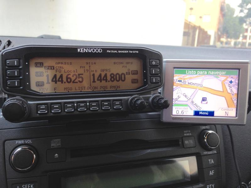 Instalación móvil de radio de EA7HOH en un Toyota Avensis en 2016