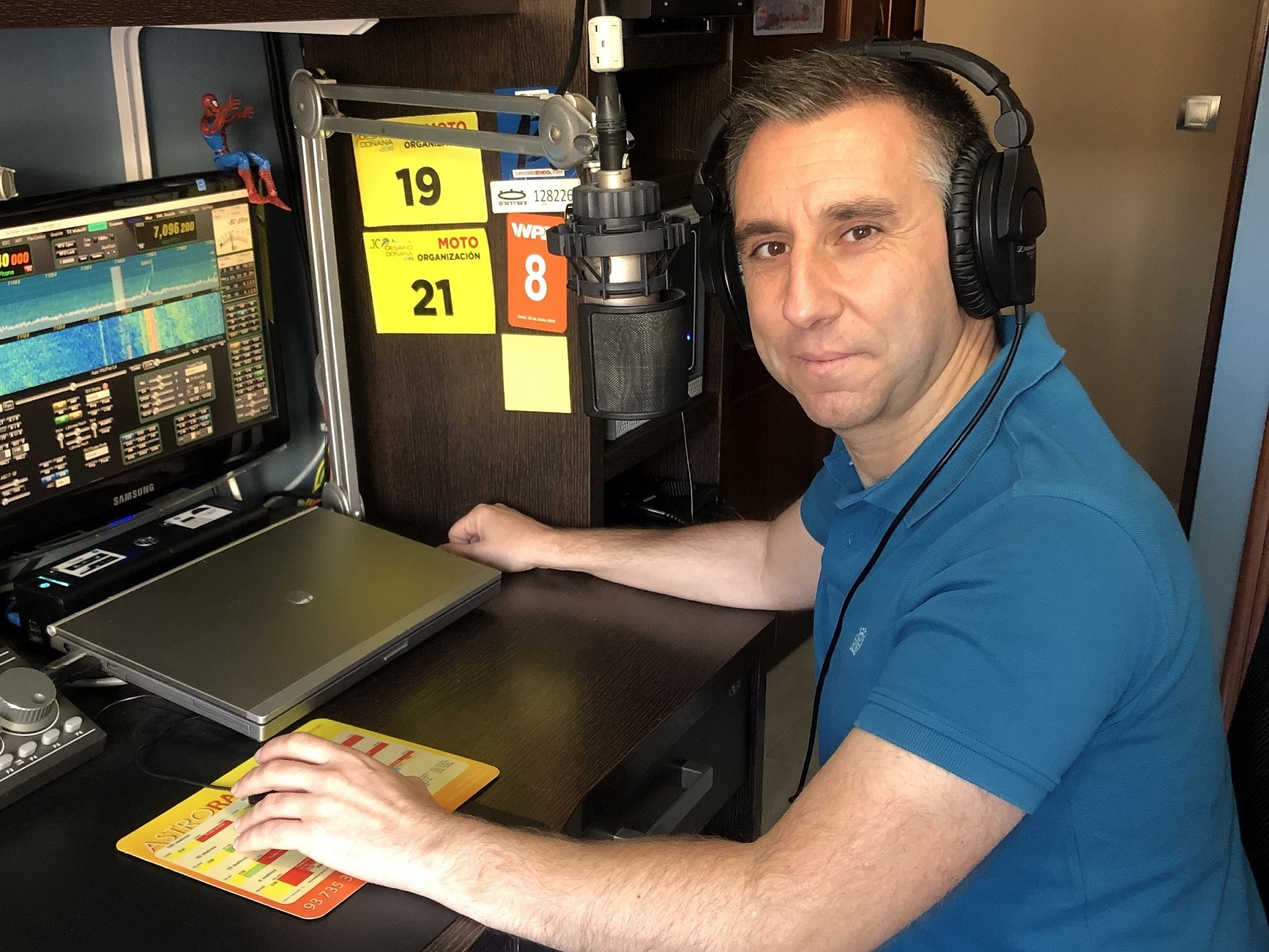 EA7HOH operando en su cuarto de radio en mayo de 2020