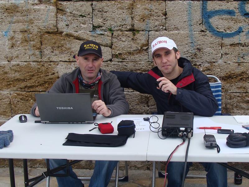 EA7HOH y otro radioaficionado en la actividad del Faro de Chipiona en 2012