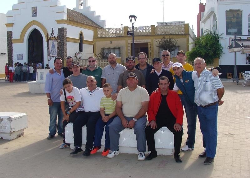 Grupo de radioaficionados durante la actividad en la Ermita Nuestra Señora del Carmen en 2014