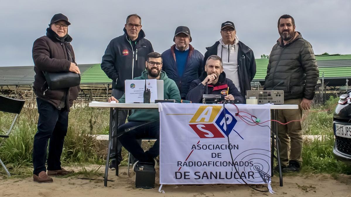 Grupo de la Asociación de Radioaficionados de Sanlúcar durante una actividad en 2025