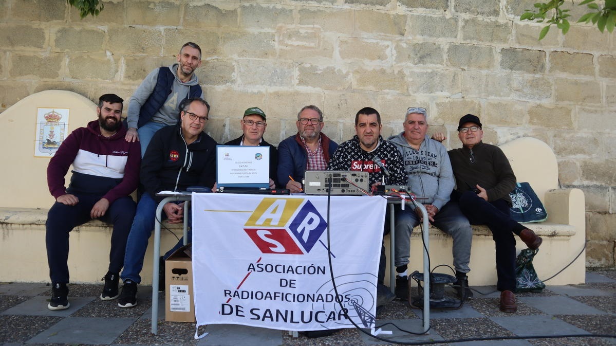 Grupo de radioaficionados durante la actividad Puerta de Rota en 2025