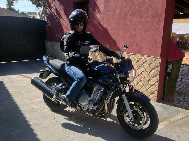 Rafa sobre una Suzuki Bandit 650 en 2014
