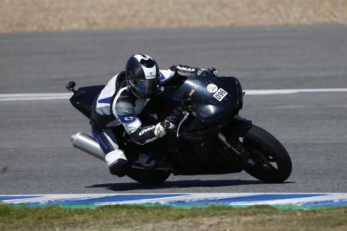 Yamaha R6 en circuito durante una jornada de motociclismo en 2021