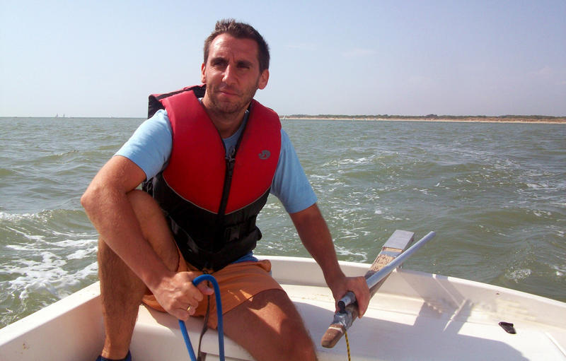 Rafa navegando en una embarcación en 2009