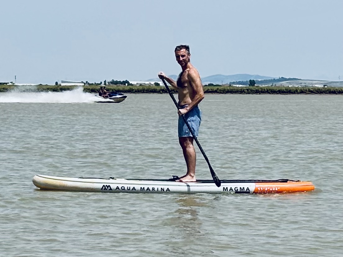 Rafa practicando paddle surf en la desembocadura del río Guadalquivir en 2026