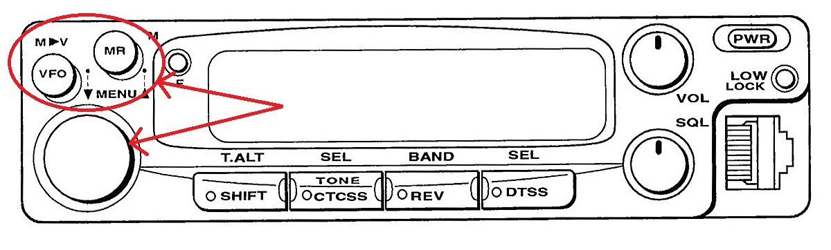 Controles MR, VFO y dial del TM-251E.