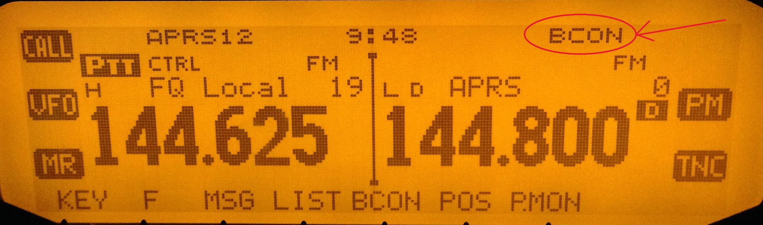 Display del TM-D710E con indicador BCON activado.