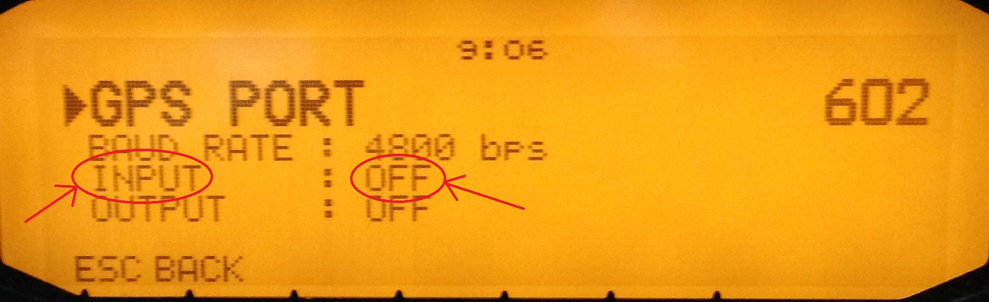 Menú 602 del TM-D710E para seleccionar la fuente GPS.