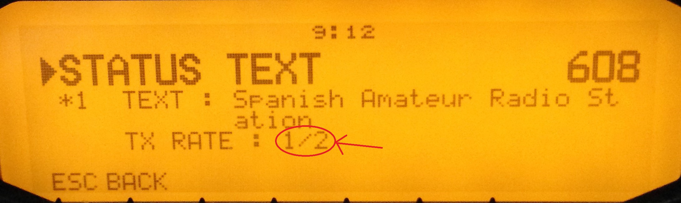 Menú 608 del TM-D710E para texto de baliza APRS.