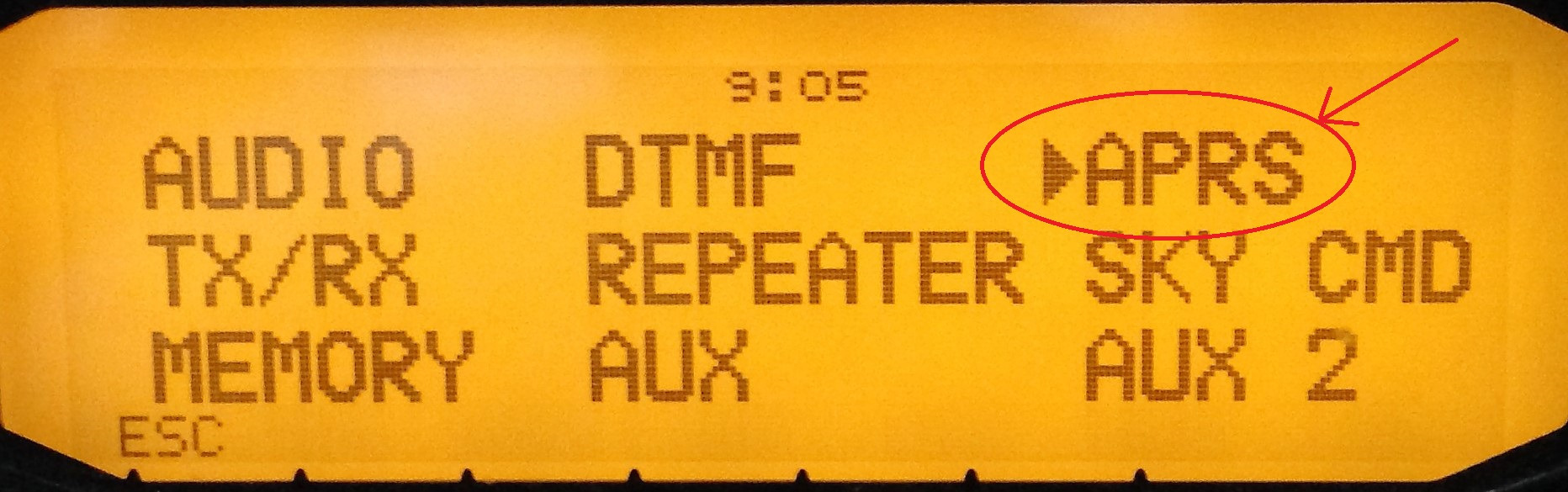 Menú principal del TM-D710E con APRS seleccionado.