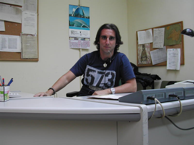 Rafa en un puesto de trabajo del Centro de Comunicaciones Radiomarítimas de Valencia