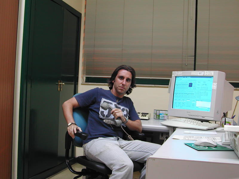 Rafa utilizando un terminal de comunicaciones en el Centro de Comunicaciones Radiomarítimas de Valencia