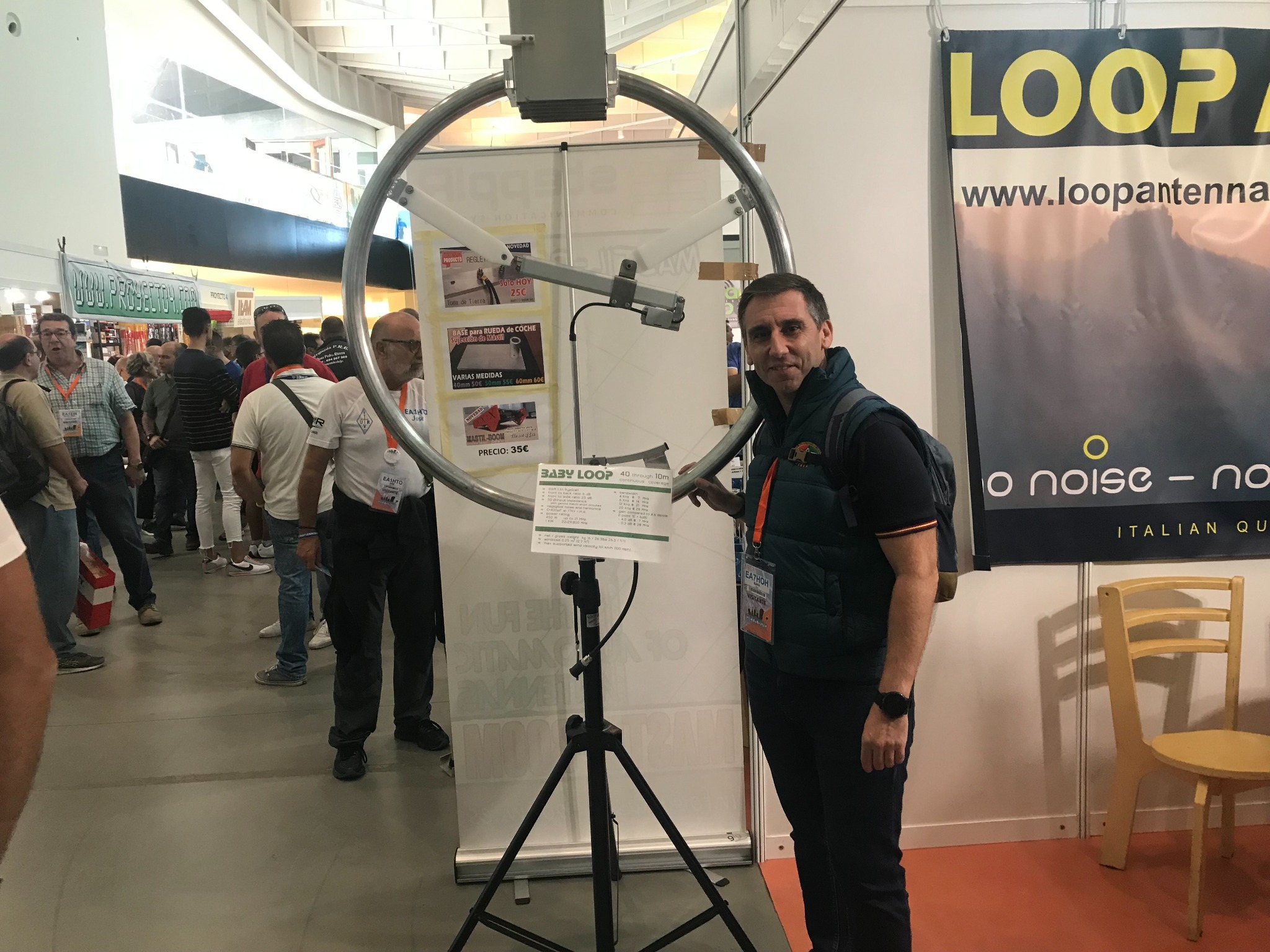 EA7HOH junto a una antena magnética Ciro Mazzoni BABY LOOP durante IberRadio 2019