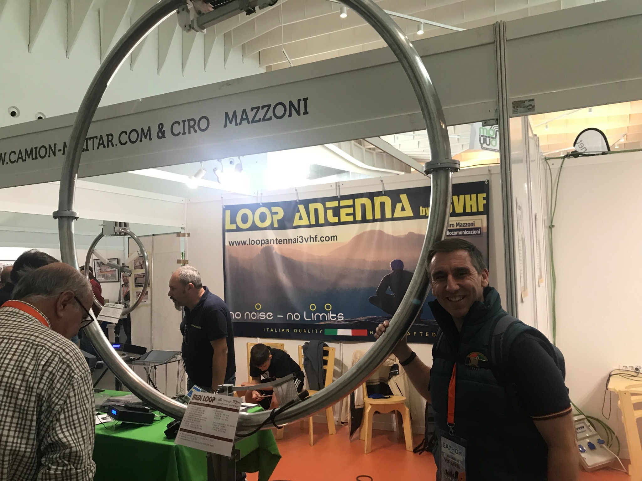 EA7HOH junto a una antena magnética Ciro Mazzoni MIDI LOOP durante IberRadio 2019