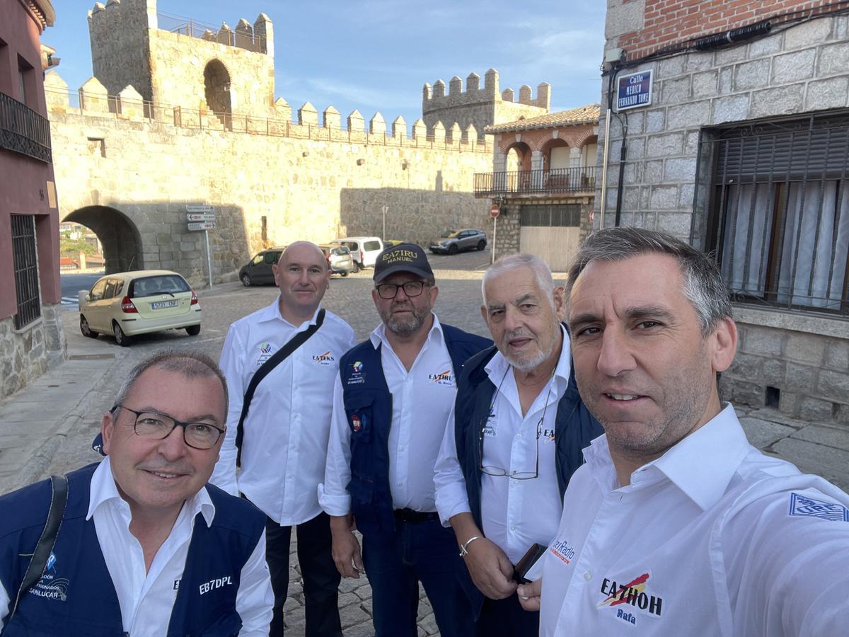 Grupo de radioaficionados frente al recinto de IberRadio 2022