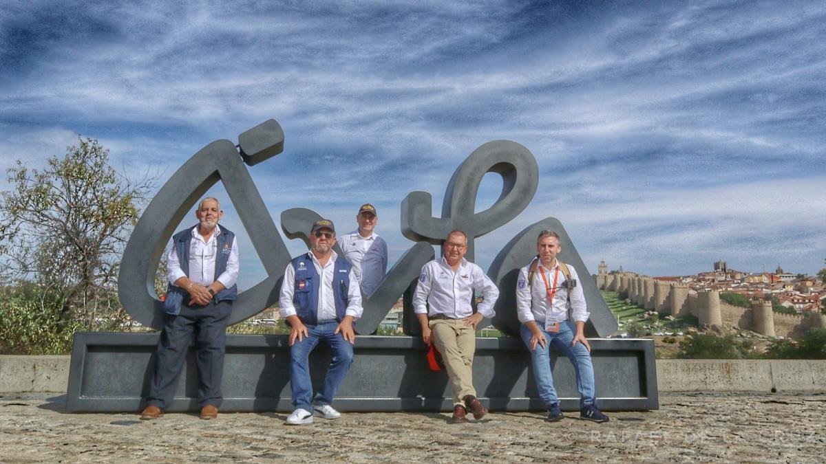 Grupo de radioaficionados con la muralla de Ávila durante IberRadio 2022
