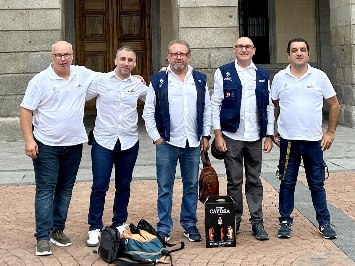 Grupo de radioaficionados durante IberRadio 2024 en Ávila