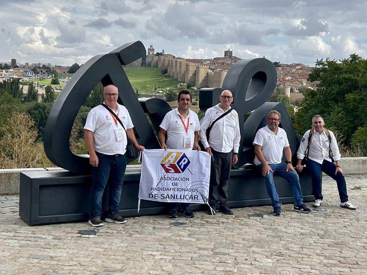 Grupo de la Asociación de Radioaficionados de Sanlúcar durante IberRadio 2024