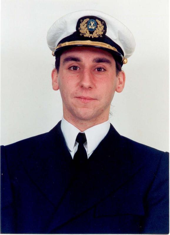 Rafa con uniforme de Oficial Radioelectrónico de la Marina Mercante