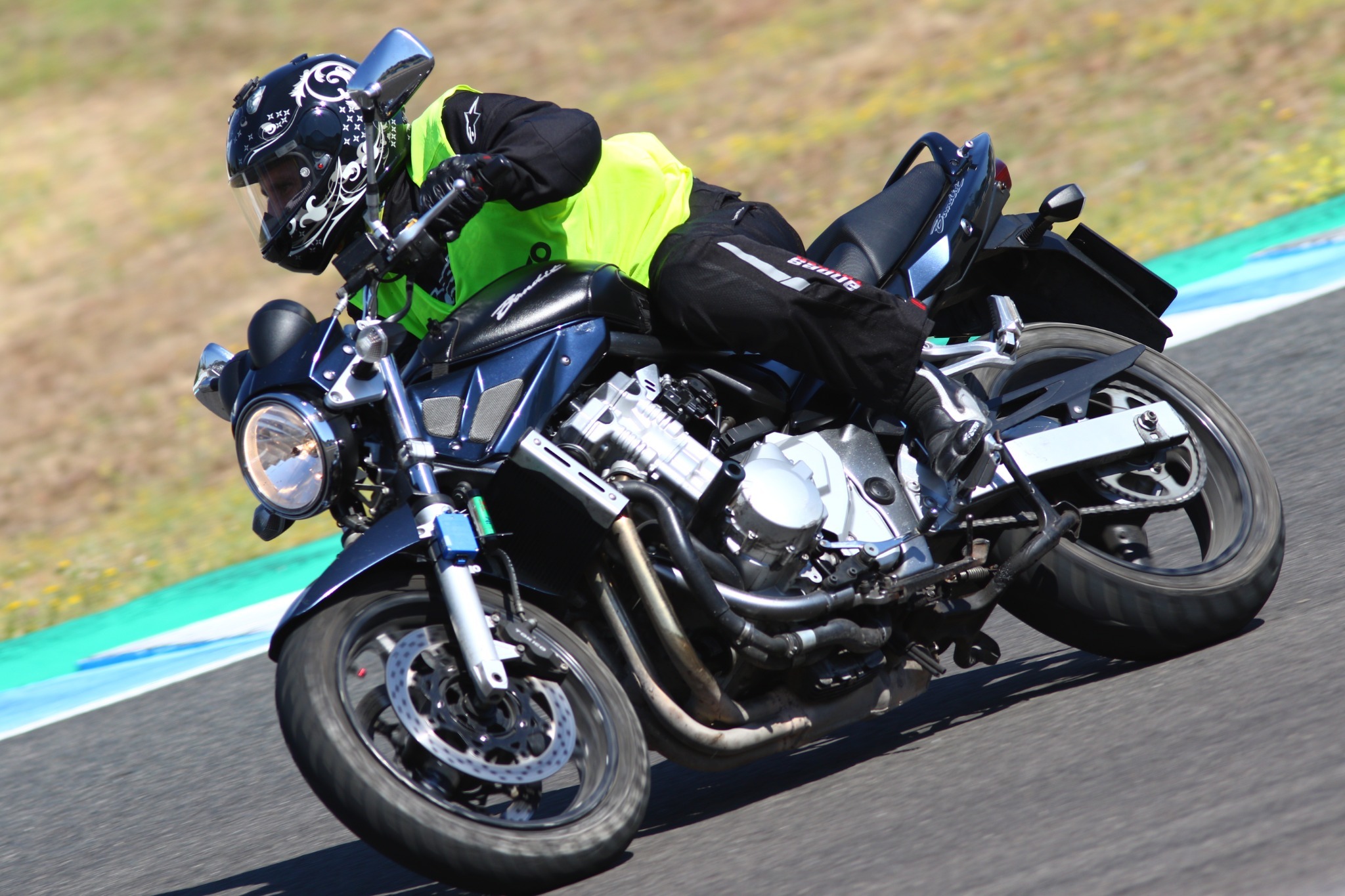 Rafa rodando con una Suzuki Bandit 650 en el Circuito de Jerez en 2018