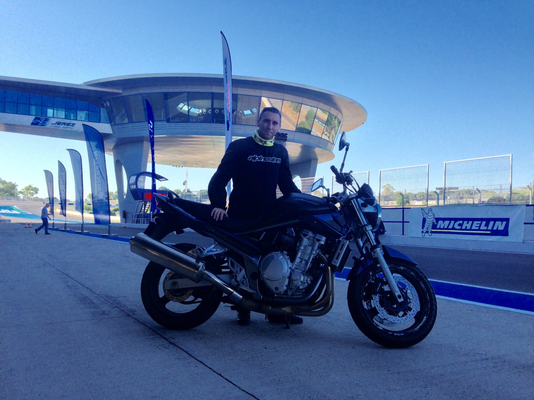 Rafa junto a su Suzuki Bandit 650 en el pit lane del Circuito de Jerez en 2018