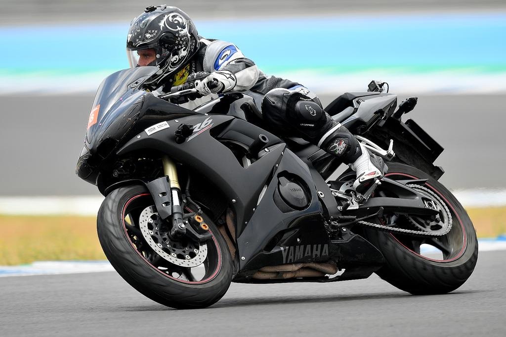 Rafa inclinando una Yamaha R6 en curva durante una rodada de 2019 en el Circuito de Jerez