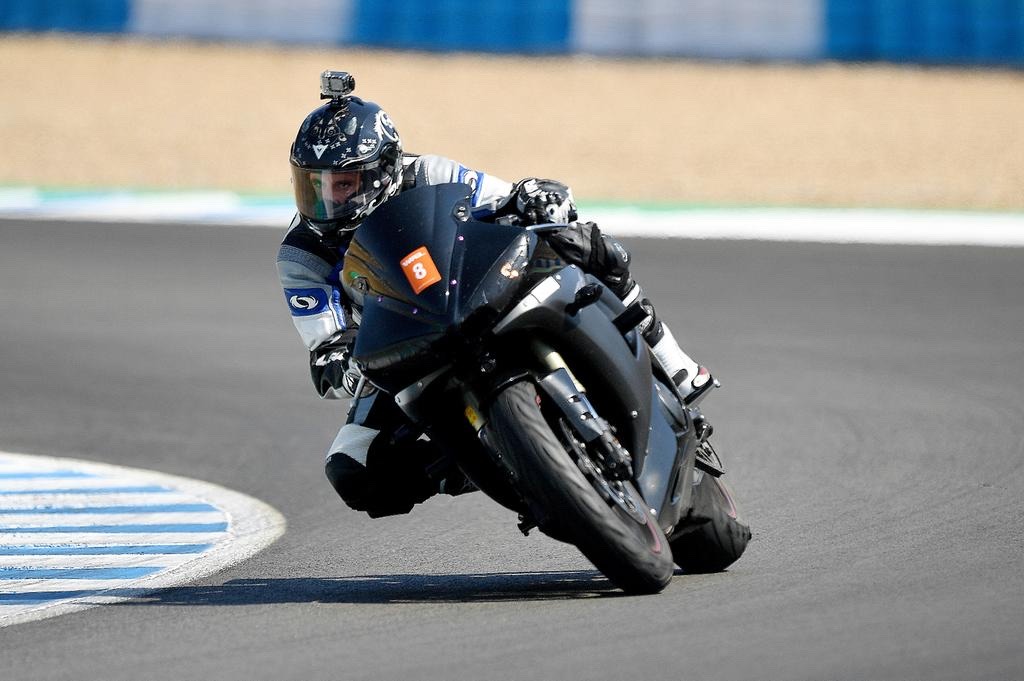 Rafa entrando en curva con una Yamaha R6 durante una rodada de 2019 en el Circuito de Jerez