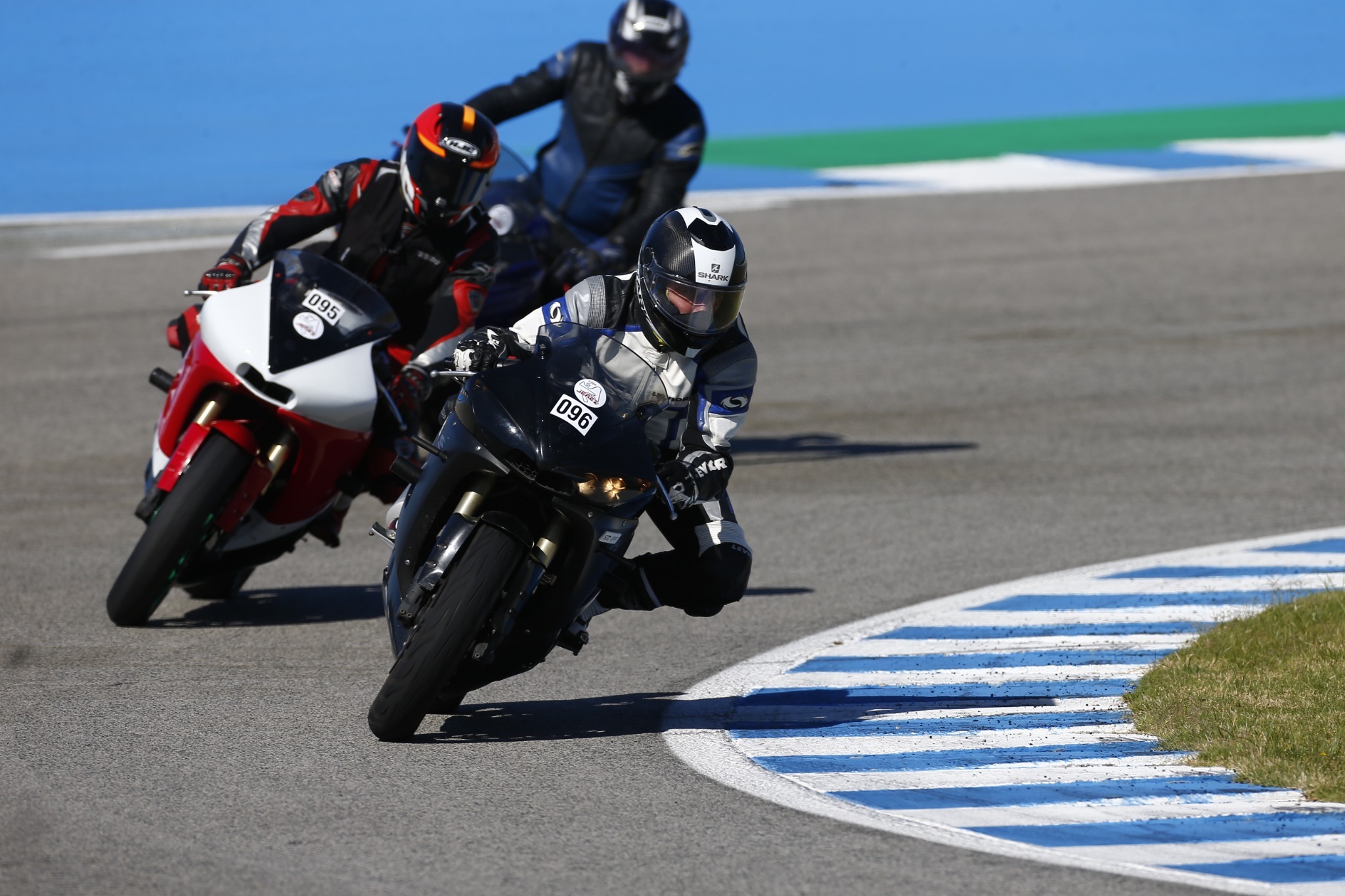 Rafa con una Yamaha R6 en curva durante una rodada en el Circuito de Jerez en 2021