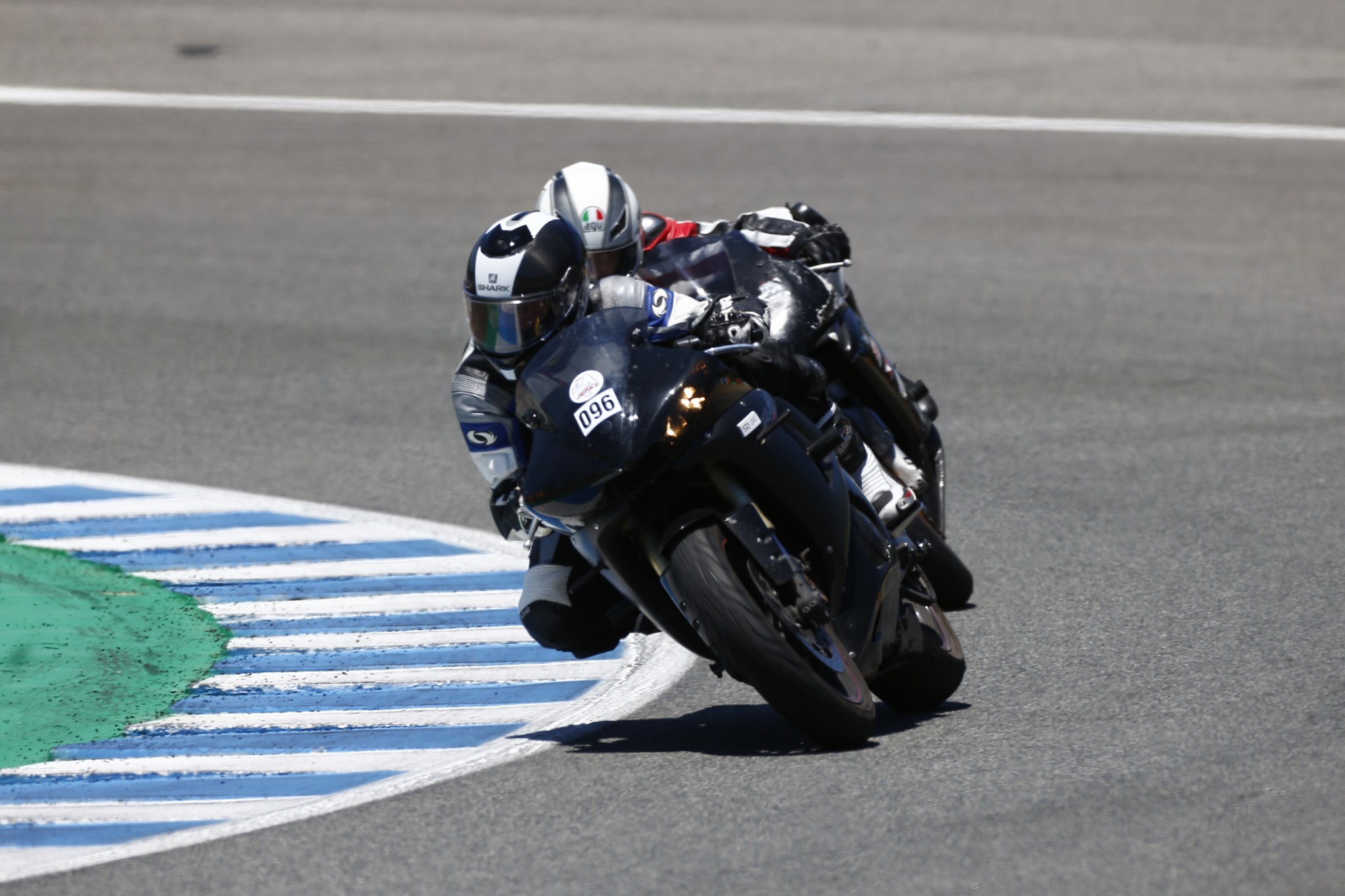 Yamaha R6 inclinada en una curva del Circuito de Jerez durante una rodada en 2021