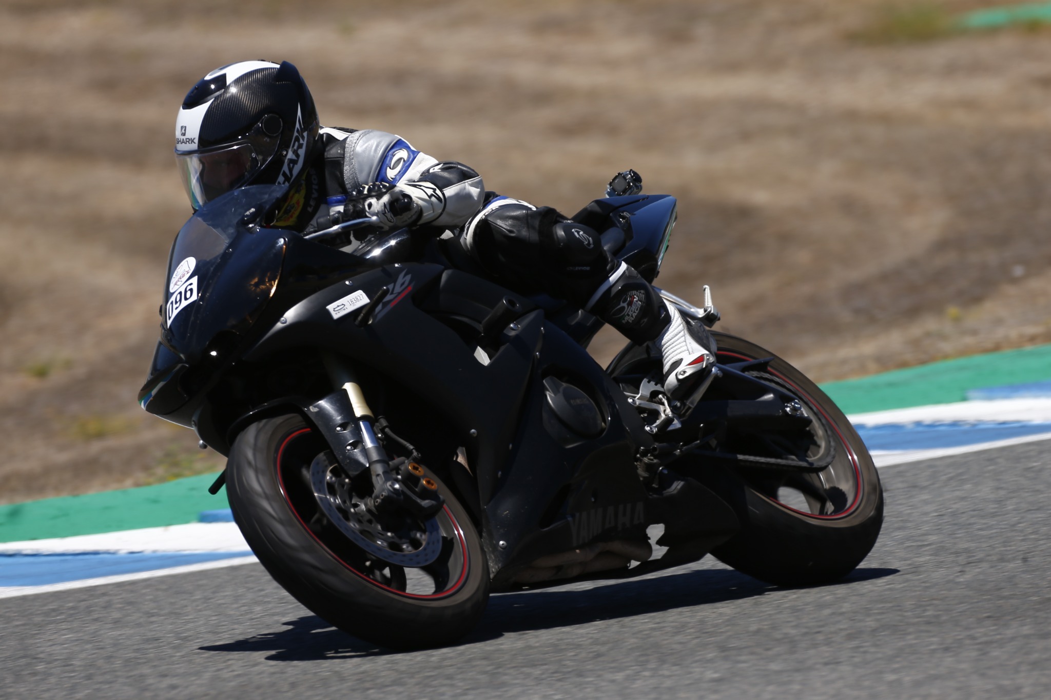 Rafa pilotando una Yamaha R6 en el Circuito de Jerez en 2021