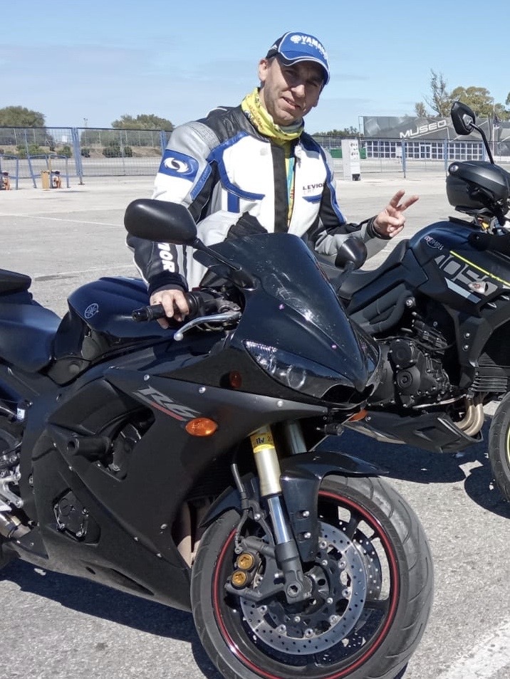 Rafa con su Yamaha R6 durante una salida en grupo en 2019