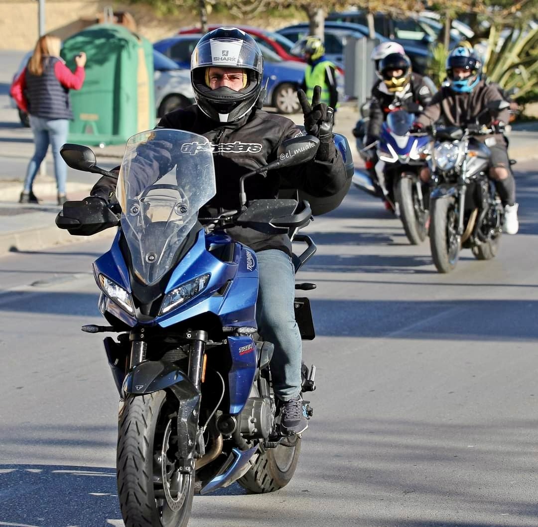 Rafa al frente de una salida motera en grupo con su Triumph Tiger Sport 660