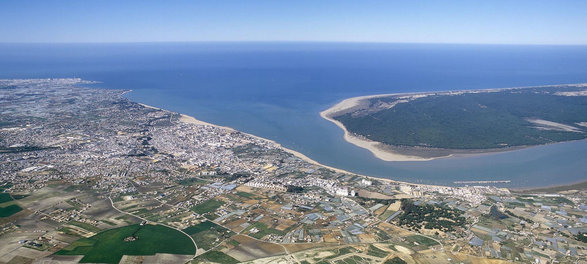 Vista aérea de Sanlúcar de Barrameda y la desembocadura del Guadalquivir