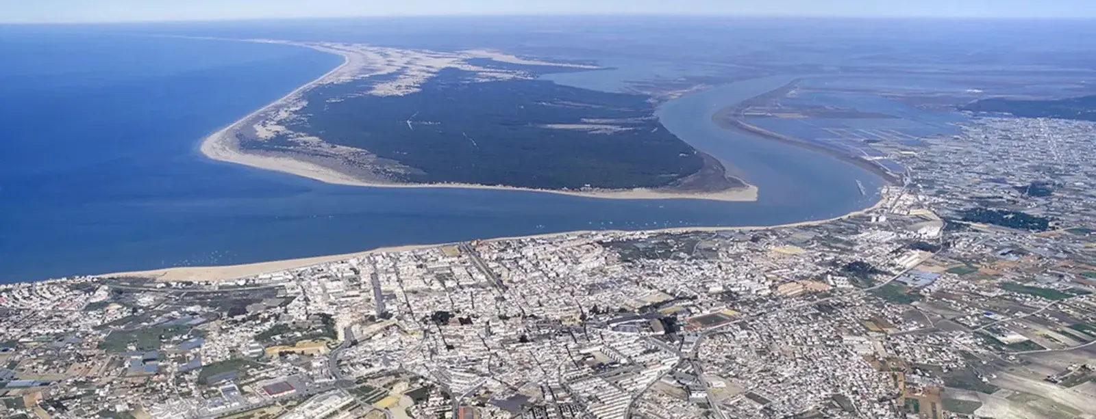 Vista aérea de Sanlúcar de Barrameda junto a la desembocadura del Guadalquivir