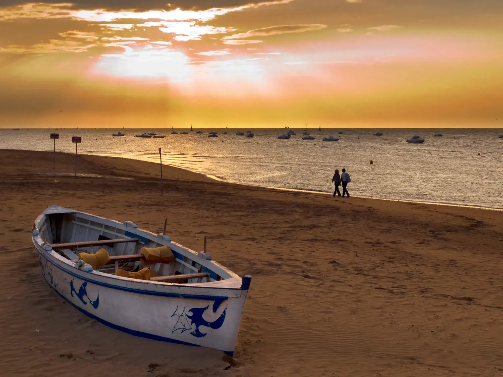 Barca en la playa de Sanlúcar durante el atardecer