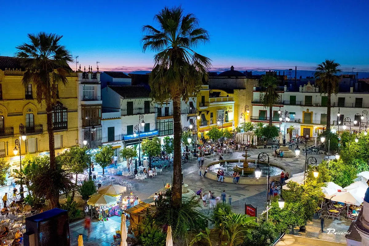 Plaza del Cabildo de Sanlúcar de Barrameda iluminada al anochecer
