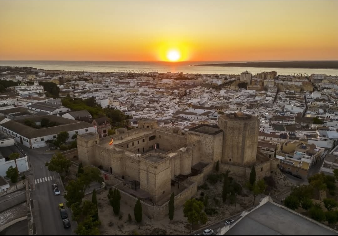 Vista elevada del casco urbano de Sanlúcar al atardecer